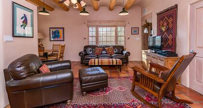 Favorite Downtown Adorable Adobe ~ 10 min walk to Plaza