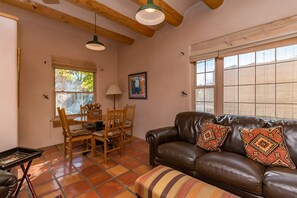 Smart TV, chimenea y libros 