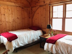 5 bedrooms, iron/ironing board, travel cot, free WiFi - Stunning Post & Beam home minutes from Lenox, Stockbridge and Tanglewood!  (Lee)