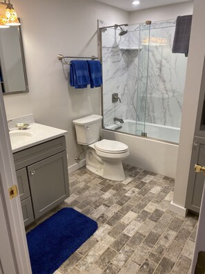 Ensemble douche/baignoire, sèche-cheveux, serviettes fournies