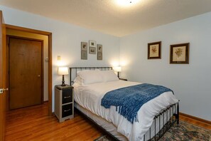 3 habitaciones, tabla de planchar con plancha, internet y ropa de cama 