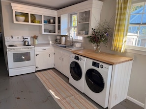 Fridge, microwave, oven, stovetop - Summer 2026! Sunny, & Fresh—Goose Rocks Beach, Kennebunkport (Kennebunkport)