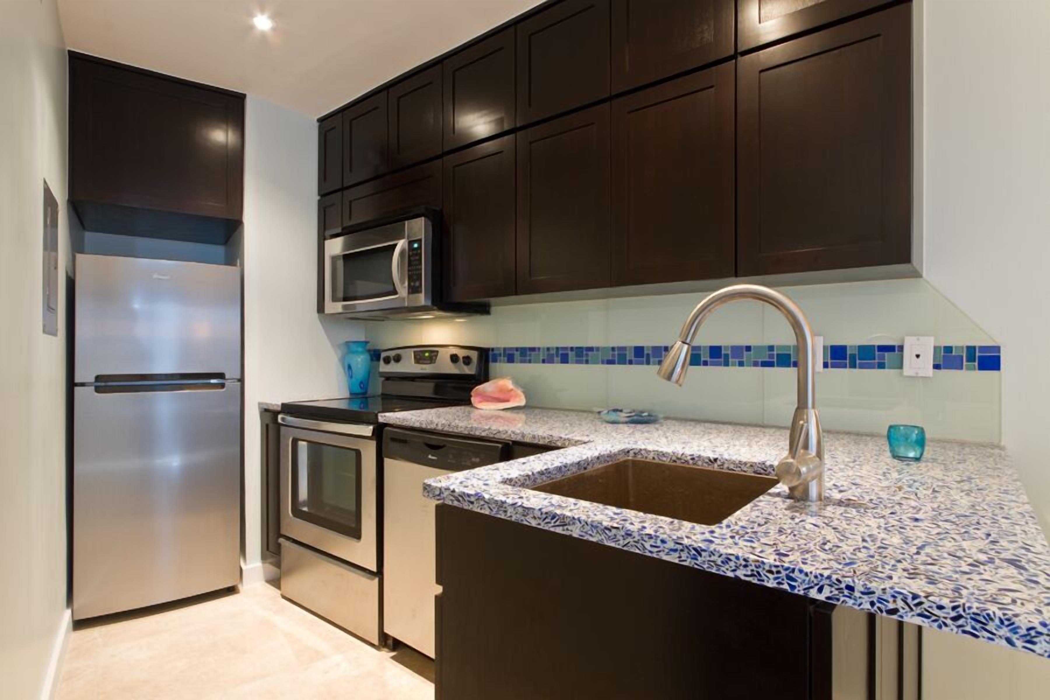 Coffee/tea maker, fridge, microwave, oven