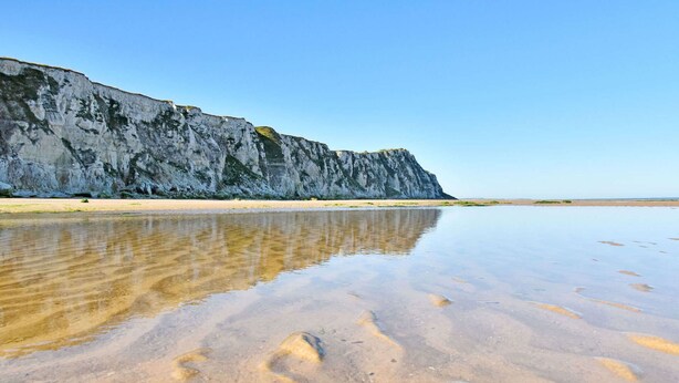 A beach with a large cliff and clear shallow water. - Charming Modern cosy Cottage -50m2- (Bourbourg)