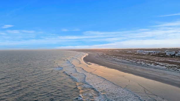 A beach with a sandy shore and ocean waves. - Short Stays! Family Beach Spot! Dog Friendly! Steps to the BEACH! (Isle of Palms)