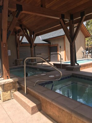 Alberca al aire libre y alberca climatizada