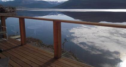 Lakefront Home - Dramaattiset näkymät ylä- ja alakerroksilta