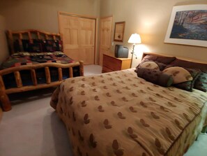 3 bedrooms, iron/ironing board, WiFi, bed sheets - Lakefront Home - Dramatic views from upper and lower decks (Grand Lake)