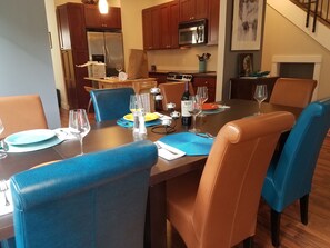 Dining - Comfortable Luxury in Downtown Area Hood River 3-Bedroom 2.5 Bath Townhome (Hood River)