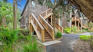 Una casa de madera con una escalera que da a un porche.
