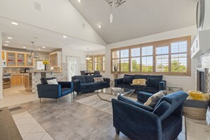 Een smart-tv, een open haard, een dvd-speler en een filmbibliotheek