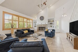 Een smart-tv, een open haard, een dvd-speler en een filmbibliotheek