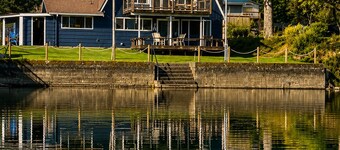 Puget Sound Waterfront, lage bank op Case Inlet in Allyn WA. Jachthaven en bootlancering