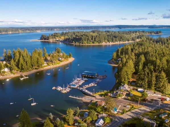Marina - The Beach Barn - Puget Sound Low Bank Waterfront, Case Inlet in Allyn WA (Allyn)