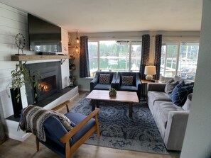 Smart TV, fireplace, music library, stereo - The Beach Barn - Puget Sound Low Bank Waterfront, Case Inlet in Allyn WA (Allyn)