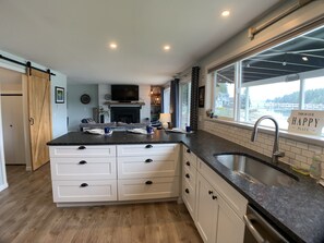 Fridge, microwave, oven, stovetop - The Beach Barn - Puget Sound Low Bank Waterfront, Case Inlet in Allyn WA (Allyn)