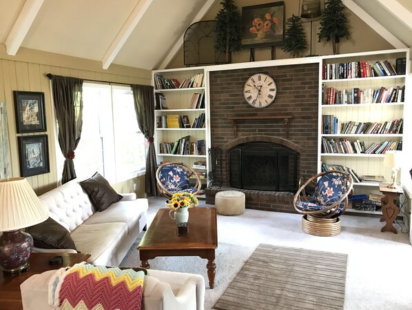 Fernseher, Kamin, DVD-Player, Tischtennisplatte