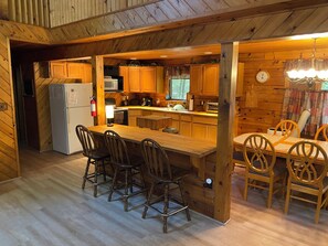 Dining - Drooly Bear Cabin: Your Raystown Lake Getaway! (Todd)
