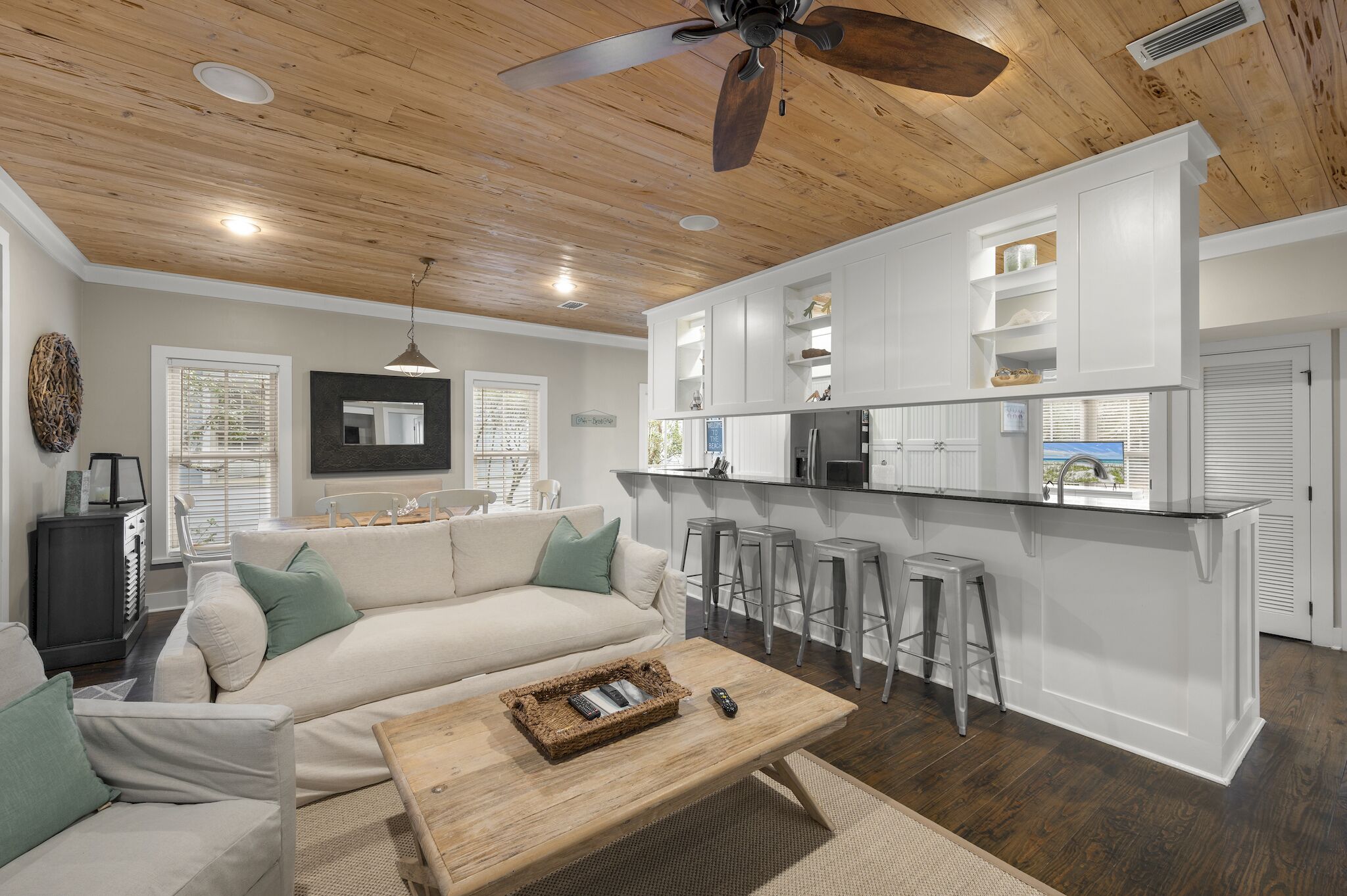 電視、DVD 播放機、書籍、影像庫