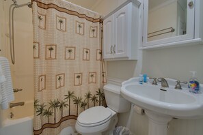 Tina con regadera, secadora de cabello, toallas, jabón 