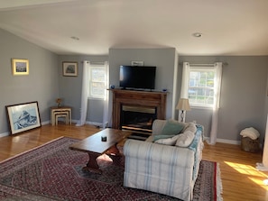 Smart TV, fireplace, DVD player, books - Town Neck Beach , Sandwich, MA, Cape Cod. Treehouse Brewery, marina, cc canal. (Sandwich)