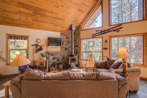 Una Smart TV, una chimenea, un reproductor de DVD