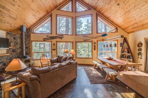 Smart-TV, peis, DVD-spiller og bordtennis