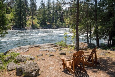 Beautiful Riverfront Home-Quiet and Private-Leavenworth-Family Friendly-WI-FI