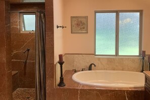 Baignoire, sĂšche-cheveux, serviettes fournies, savon