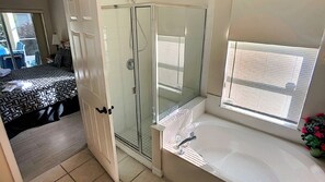 Combined shower/bathtub, hair dryer, towels