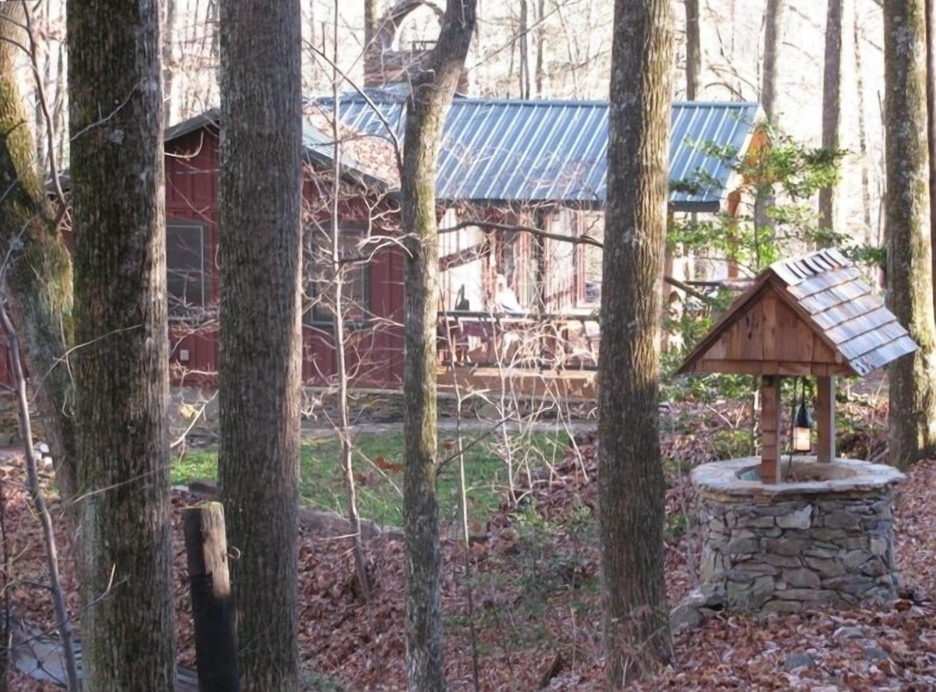 4 Season Cottage in the Woods with Trail to Private Lake Usage