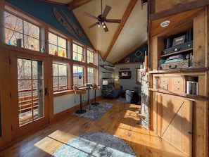 Smart TV, fireplace, books, video library - Story Land, Jackson Village, Ski-in Ski out Black Mtn, Private Views Cozy Charm (Jackson)