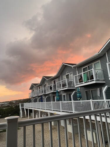 PERFEKTE 1.000 sq. Ft Montauk Oceanfront 3 Level Condo