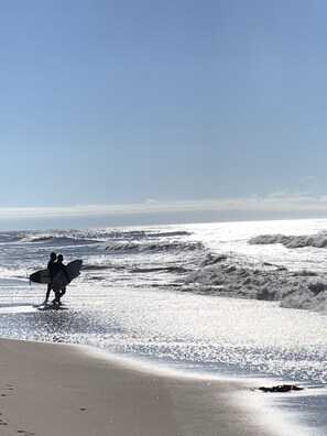 På stranden, solsenger og strandhåndklær