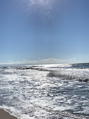 På stranden, solsenger og strandhåndklær