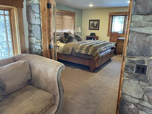 4 bedrooms, desk, iron/ironing board, free WiFi