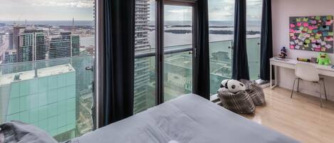 Een strijkplank/strijkijzer, internet, beddengoed