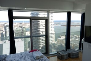 Iron/ironing board, Internet, bed sheets - 50th+ floor lake view condo beside CN tower (Old Toronto)