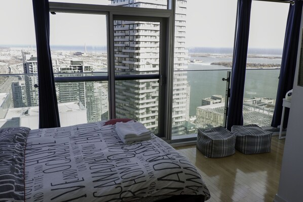 Iron/ironing board, Internet, bed sheets - 50th+ floor lake view condo beside CN tower (Old Toronto)
