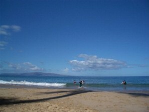 En la playa, camastros y toallas de playa 