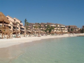Plage, chaises longues, serviettes de plage