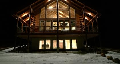 Blue View Bear Lake--5 bedroom 3.5 bath log cabin, incredible views! Sleeps 18!
