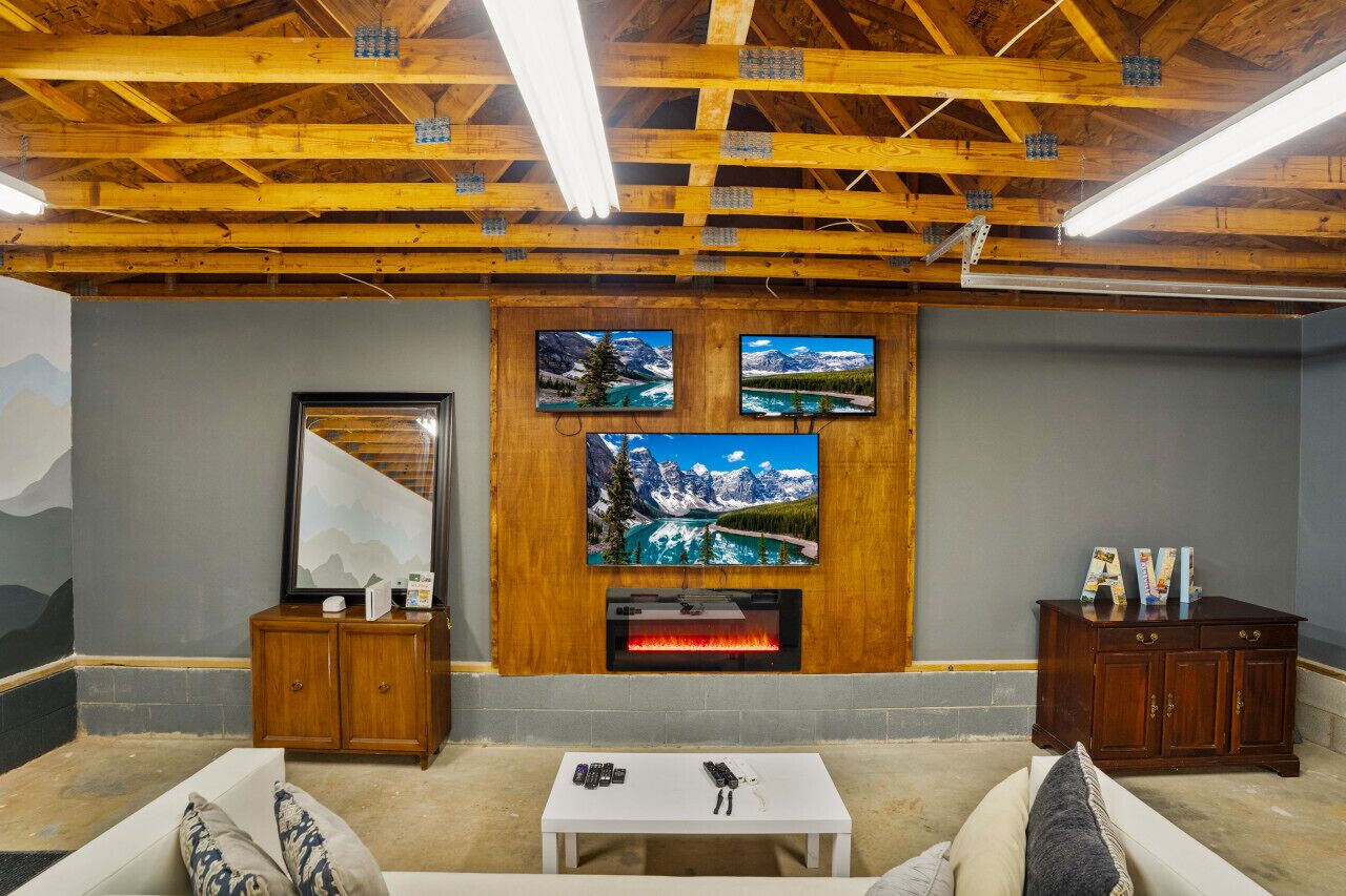 Smart-TV, Kamin, Videospiele, Tischtennisplatte