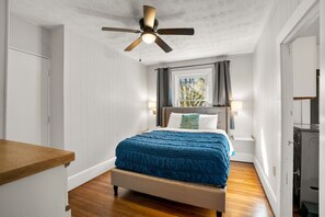 3 Schlafzimmer, Schreibtisch, Bügeleisen/Bügelbrett, Reisekinderbett