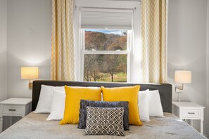 3 habitaciones, escritorio y tabla de planchar con plancha