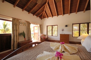 5 habitaciones, tabla de planchar con plancha y cuna de viaje