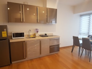 Kühlschrank, Mikrowelle, Herdplatte, Wasserkocher