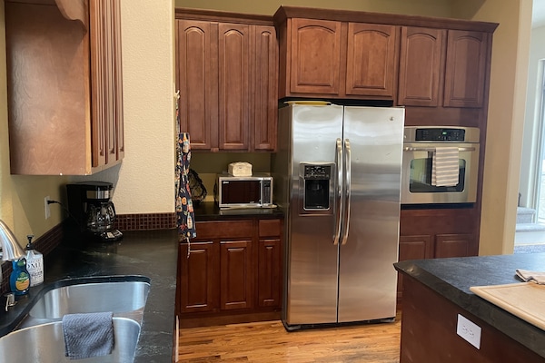 KĂŒhlschrank, Mikrowelle, Ofen, Herdplatte