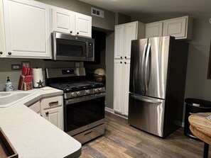 Refrigerador, microondas, horno y parrilla de estufa 