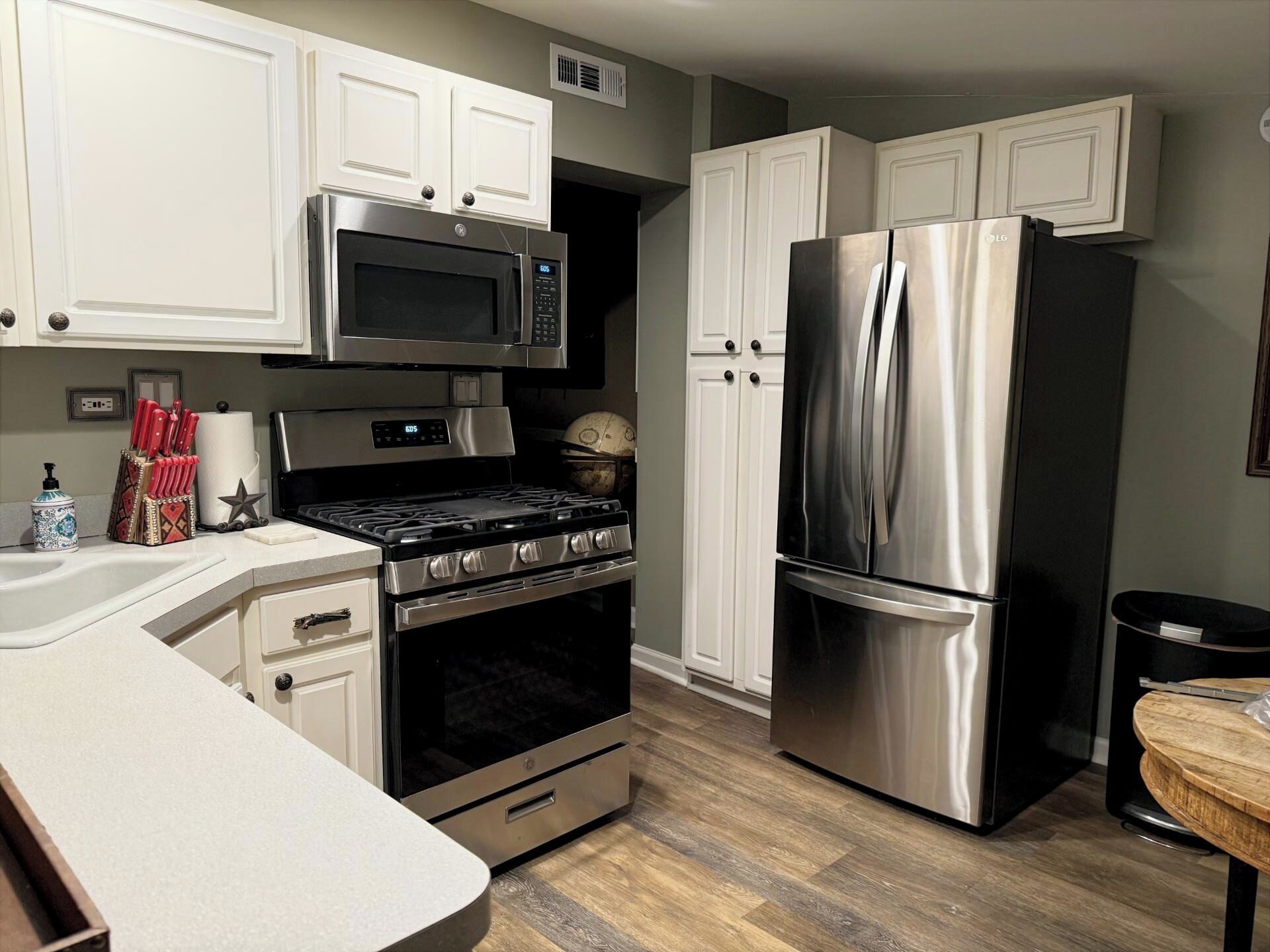 Kylskåp, mikrovågsugn, ugn och spishäll